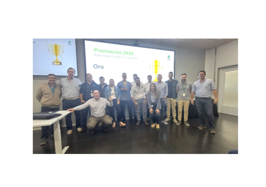 Equipo de THP recibiendo el Premio Oro 2024 de UPM Forestal Oriental en la categoría empresas hasta 7 unidades